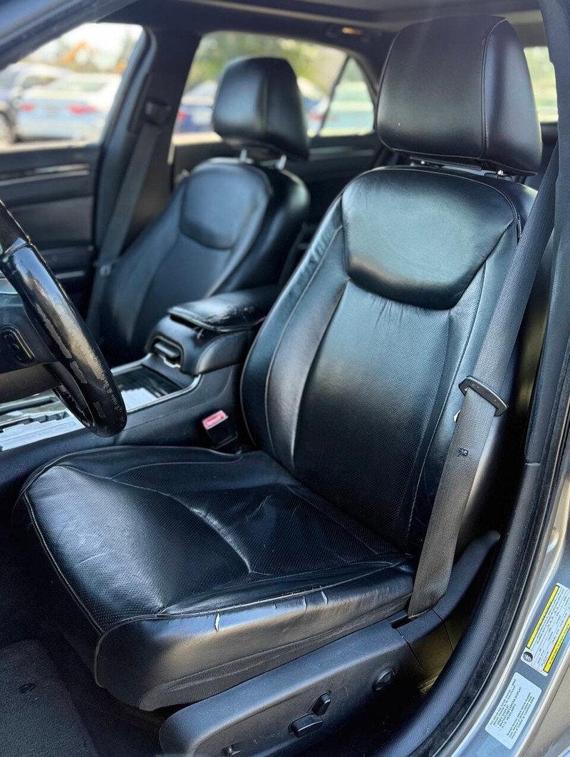 Chrysler 300 Vehicle Full-screen Gallery Image 12