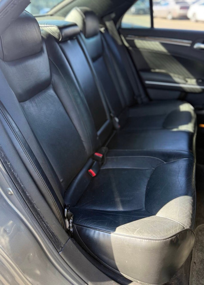 Chrysler 300 Vehicle Full-screen Gallery Image 14