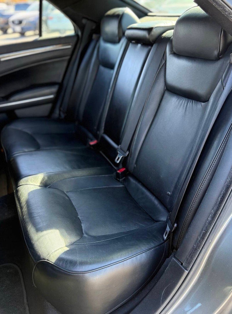 Chrysler 300 Vehicle Full-screen Gallery Image 15