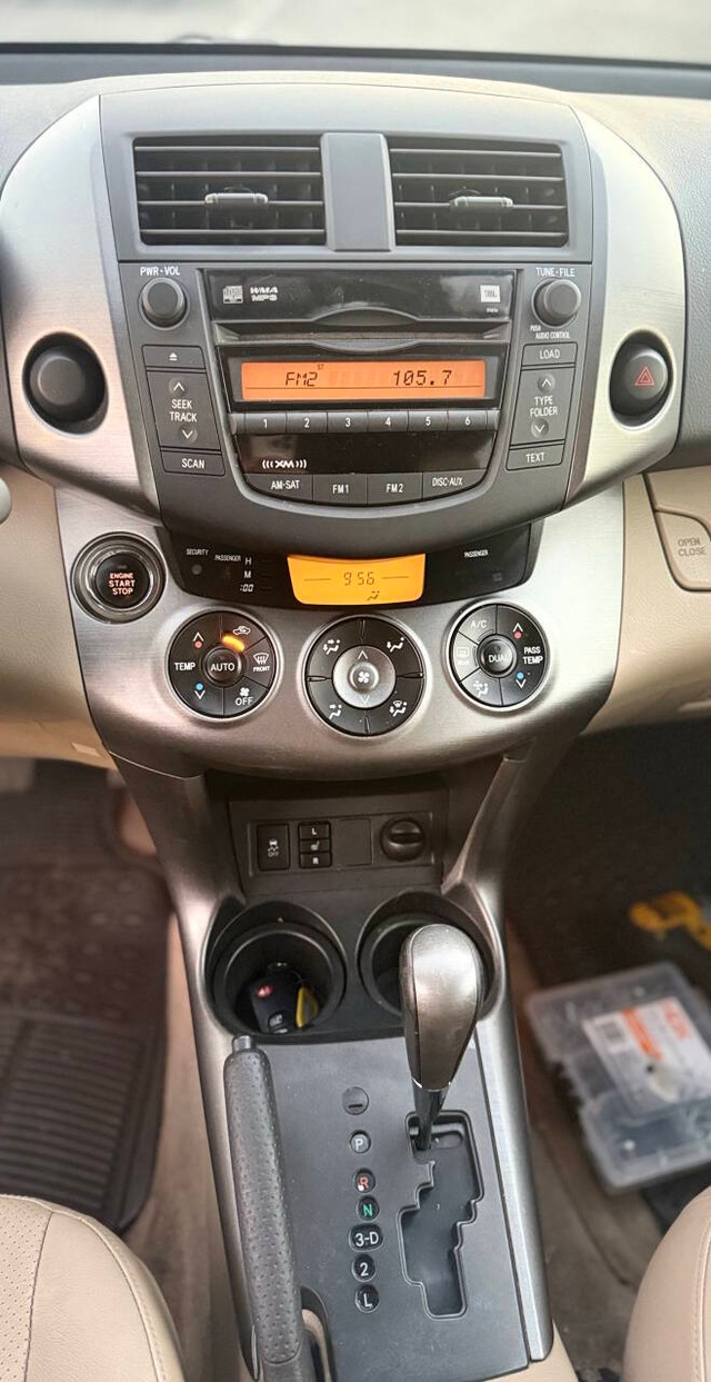 Toyota RAV4 Vehicle Full-screen Gallery Image 11
