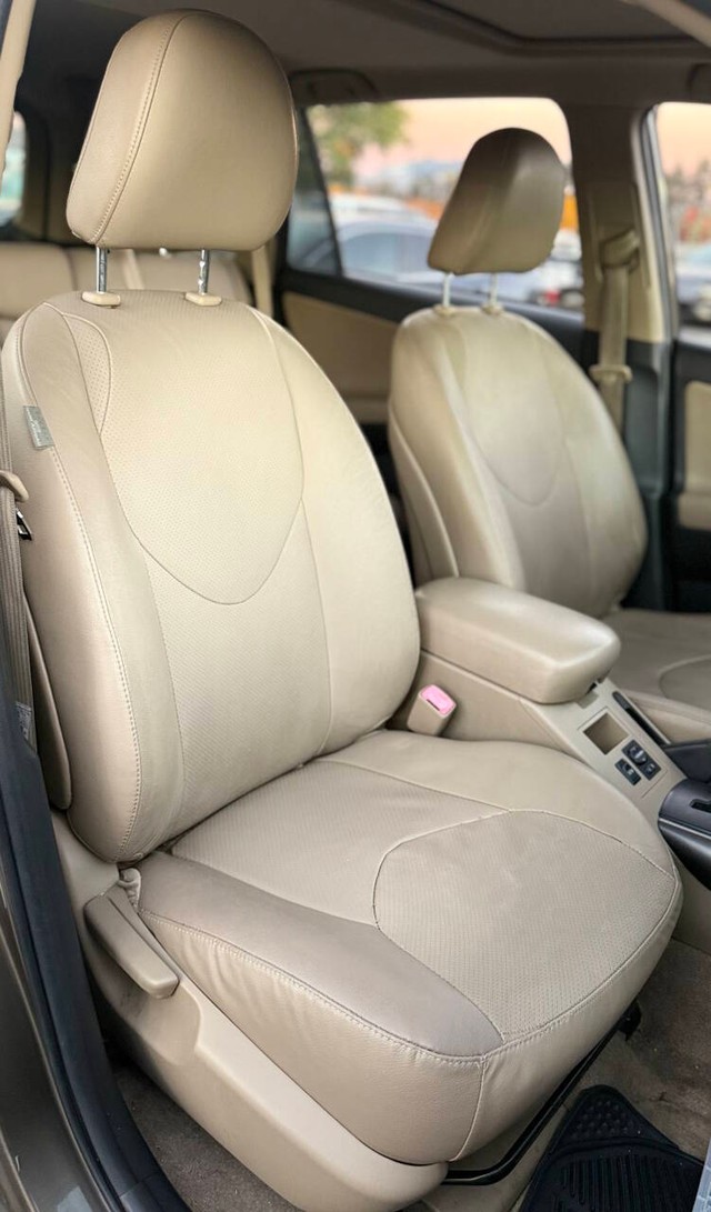Toyota RAV4 Vehicle Full-screen Gallery Image 13