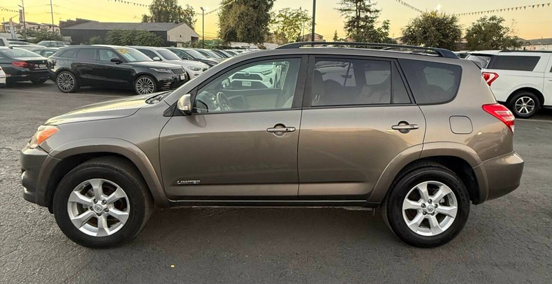 Toyota RAV4 Vehicle Full-screen Gallery Image 04
