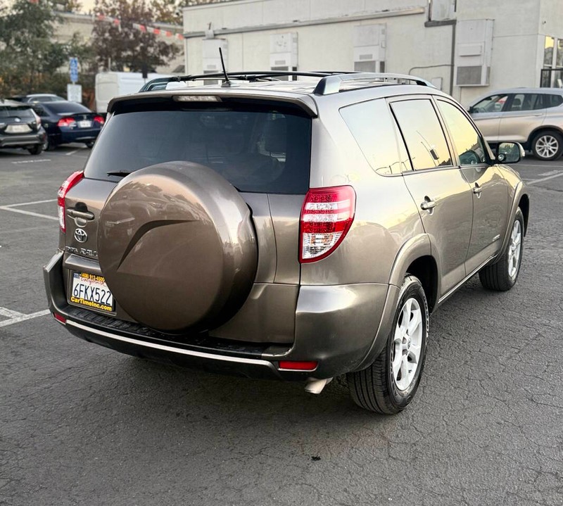 Toyota RAV4 Vehicle Full-screen Gallery Image 05