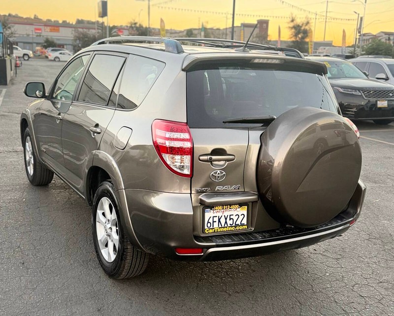 Toyota RAV4 Vehicle Full-screen Gallery Image 07