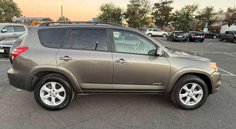 Toyota RAV4 Vehicle Full-screen Gallery Image 08