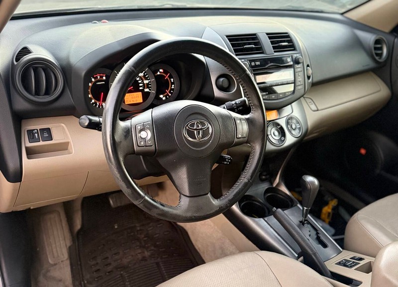 Toyota RAV4 Vehicle Full-screen Gallery Image 09