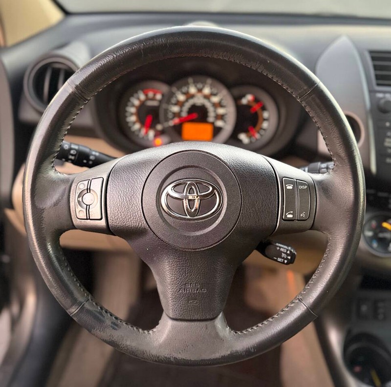 Toyota RAV4 Vehicle Full-screen Gallery Image 10