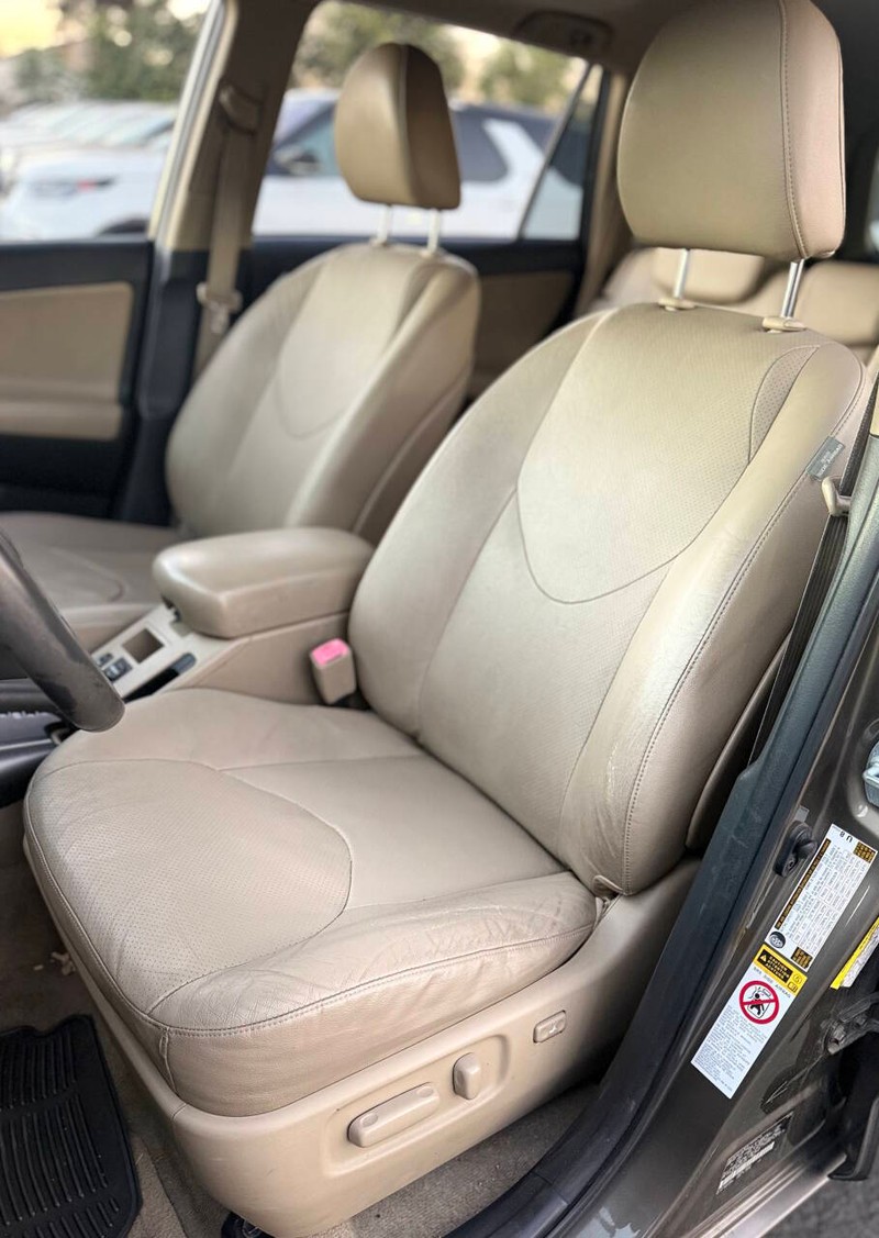 Toyota RAV4 Vehicle Full-screen Gallery Image 12