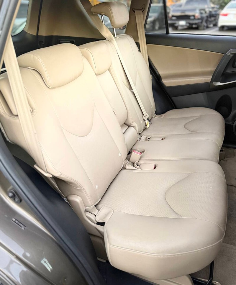 Toyota RAV4 Vehicle Full-screen Gallery Image 14