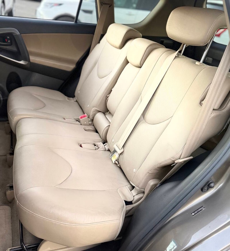 Toyota RAV4 Vehicle Full-screen Gallery Image 15