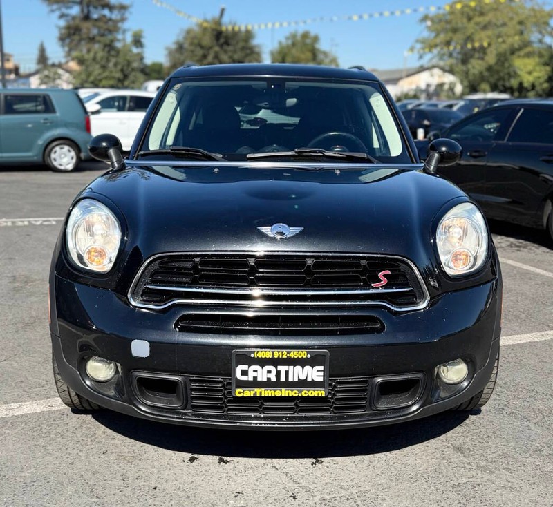 MINI Cooper Countryman Vehicle Full-screen Gallery Image 02
