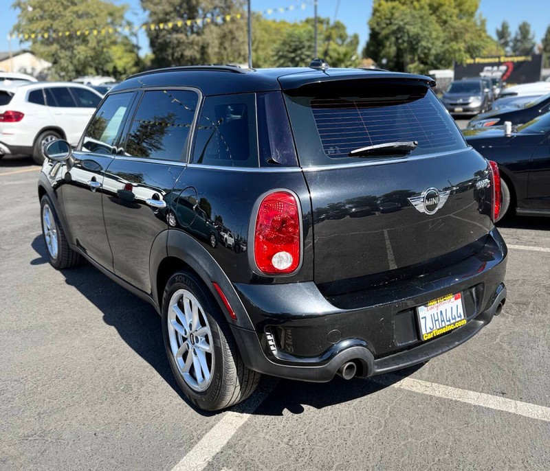MINI Cooper Countryman Vehicle Full-screen Gallery Image 04