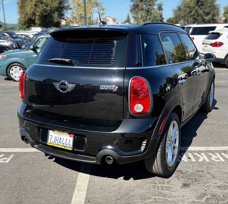 MINI Cooper Countryman Vehicle Full-screen Gallery Image 05