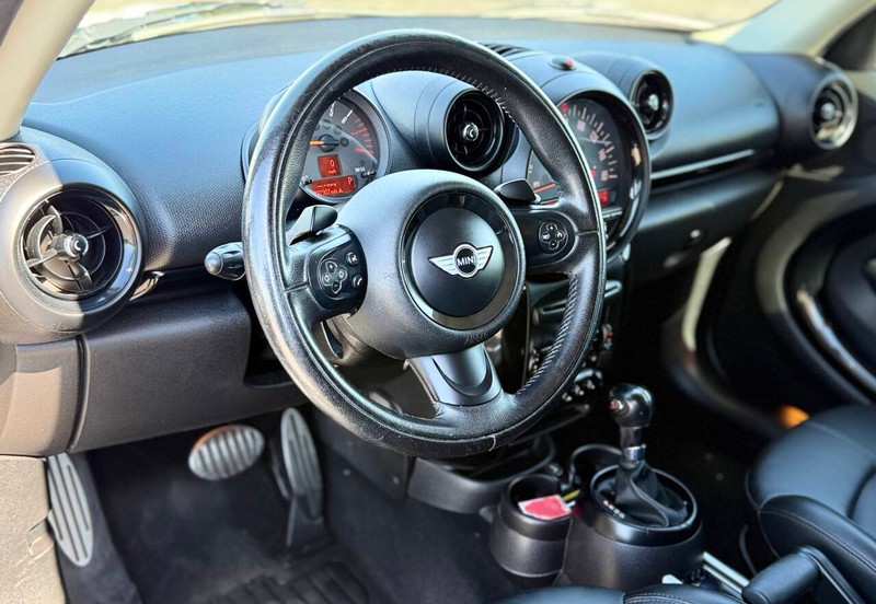 MINI Cooper Countryman Vehicle Full-screen Gallery Image 08