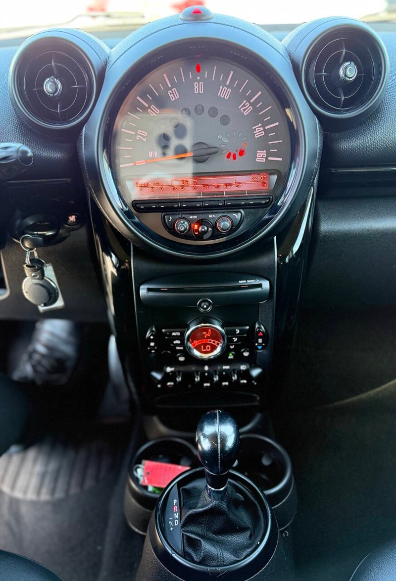 MINI Cooper Countryman Vehicle Full-screen Gallery Image 09