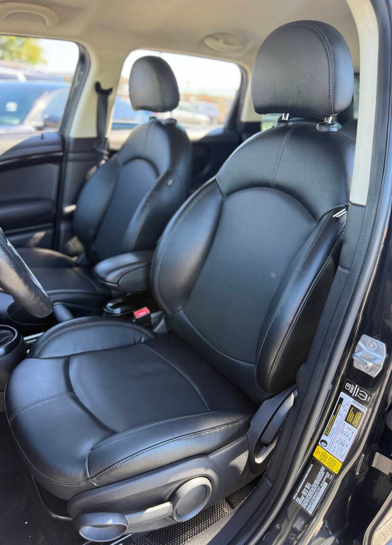 MINI Cooper Countryman Vehicle Full-screen Gallery Image 10
