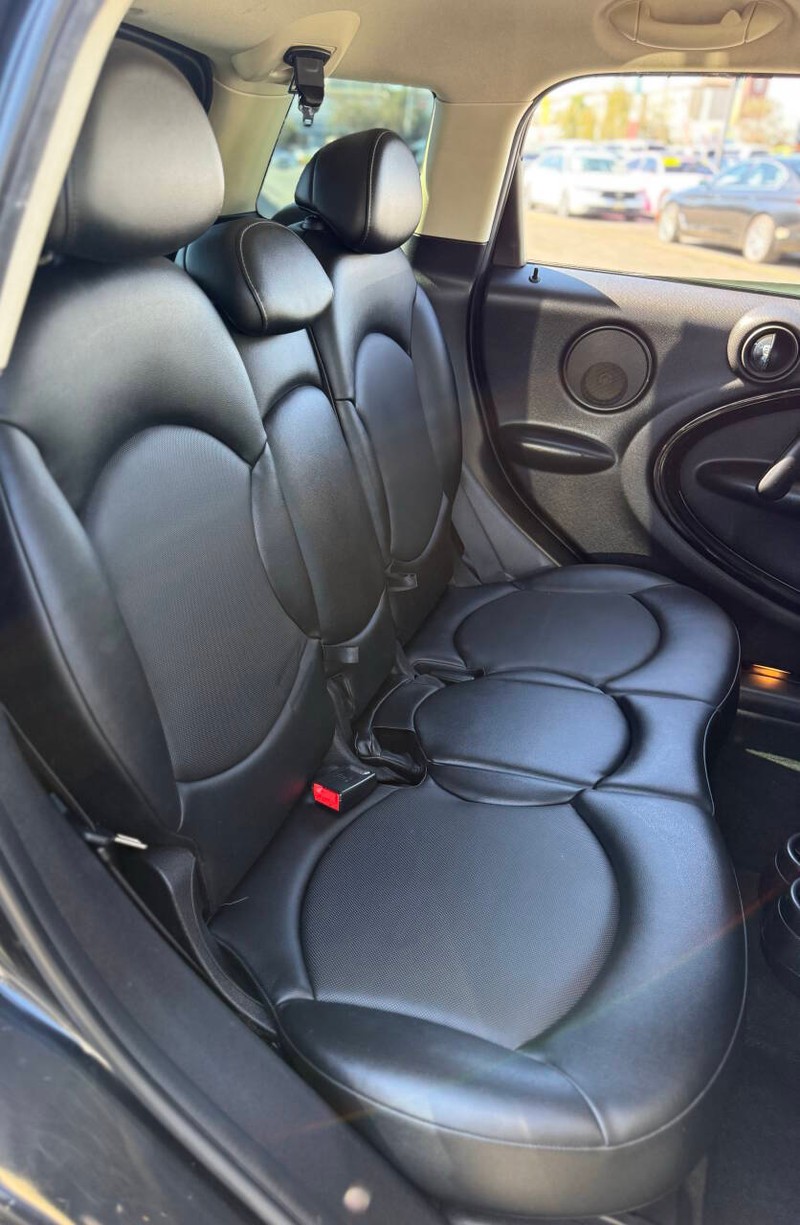 MINI Cooper Countryman Vehicle Full-screen Gallery Image 12