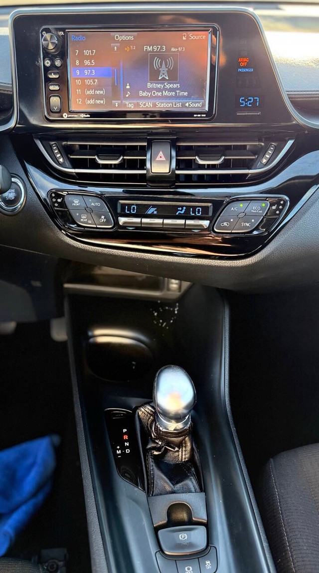 Toyota C-HR Vehicle Full-screen Gallery Image 12