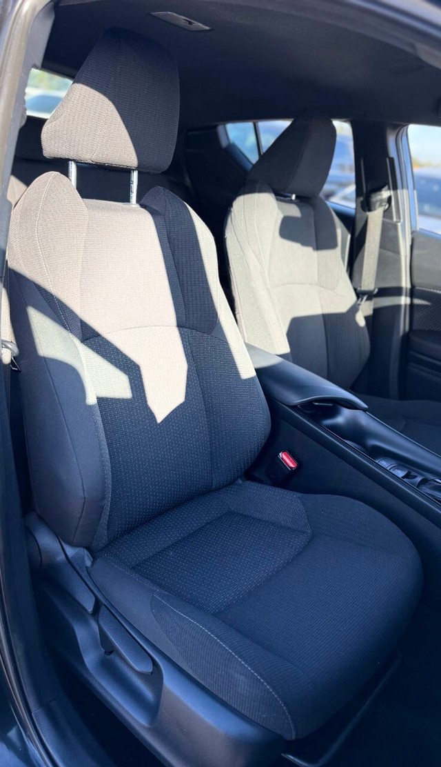 Toyota C-HR Vehicle Full-screen Gallery Image 14