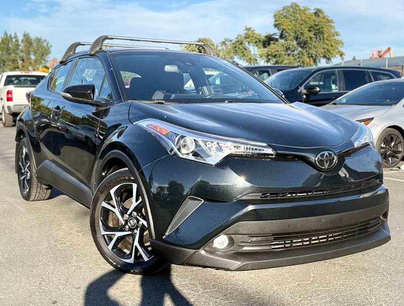 Toyota C-HR Vehicle Full-screen Gallery Image 02