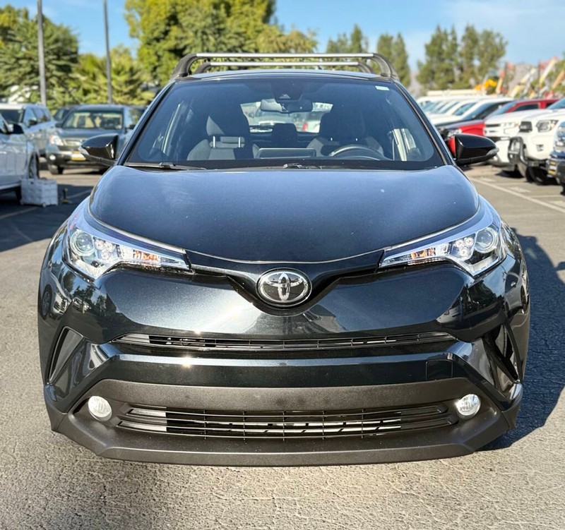 Toyota C-HR Vehicle Full-screen Gallery Image 03