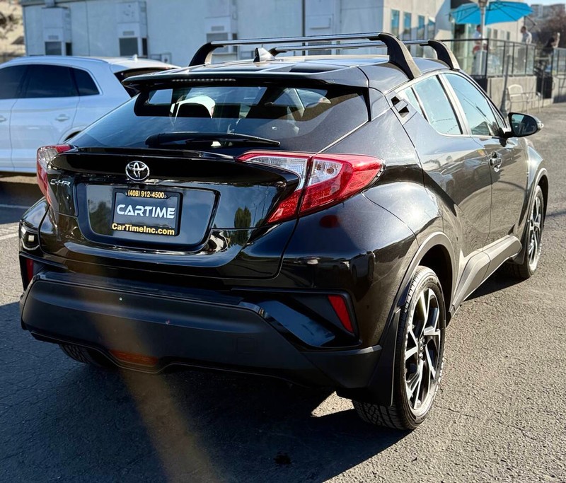Toyota C-HR Vehicle Full-screen Gallery Image 04