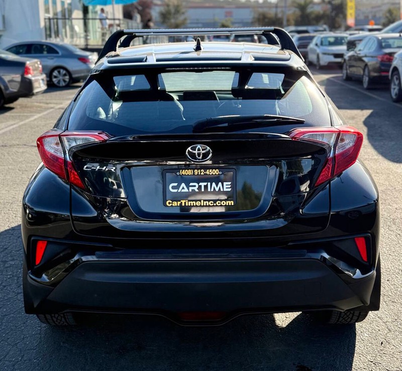 Toyota C-HR Vehicle Full-screen Gallery Image 05