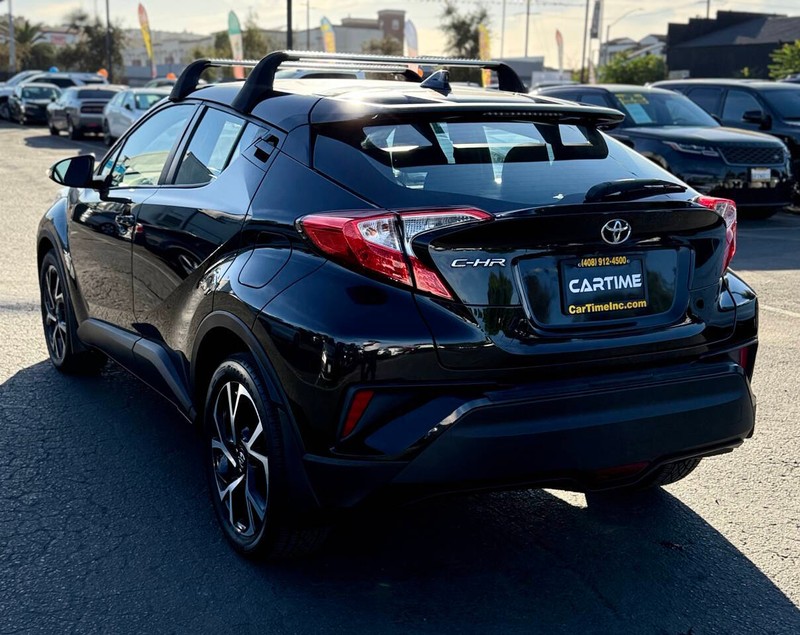Toyota C-HR Vehicle Full-screen Gallery Image 06