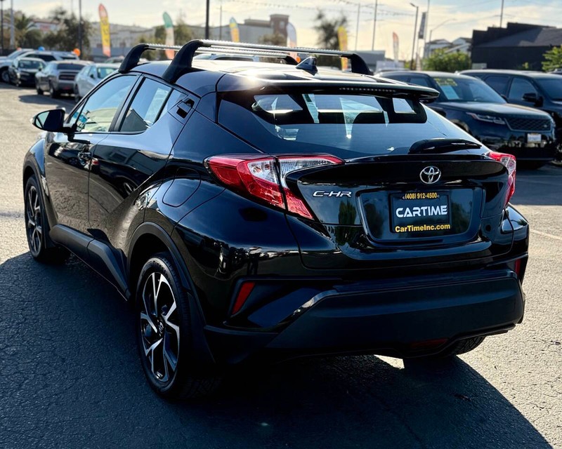 Toyota C-HR Vehicle Full-screen Gallery Image 07