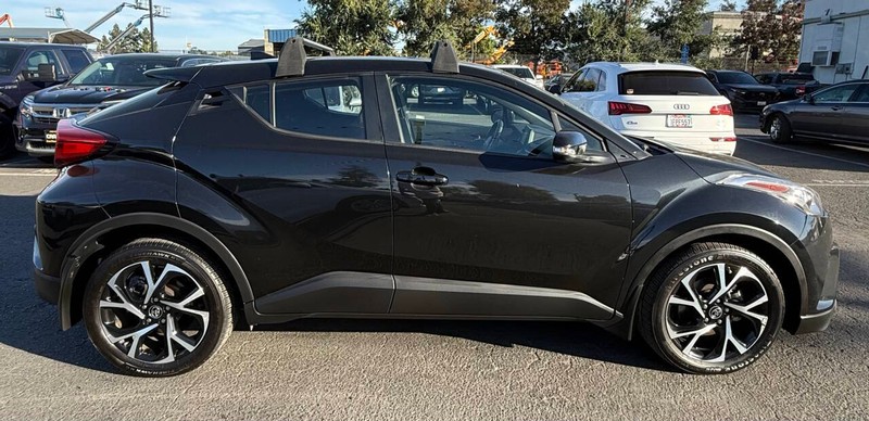 Toyota C-HR Vehicle Full-screen Gallery Image 08