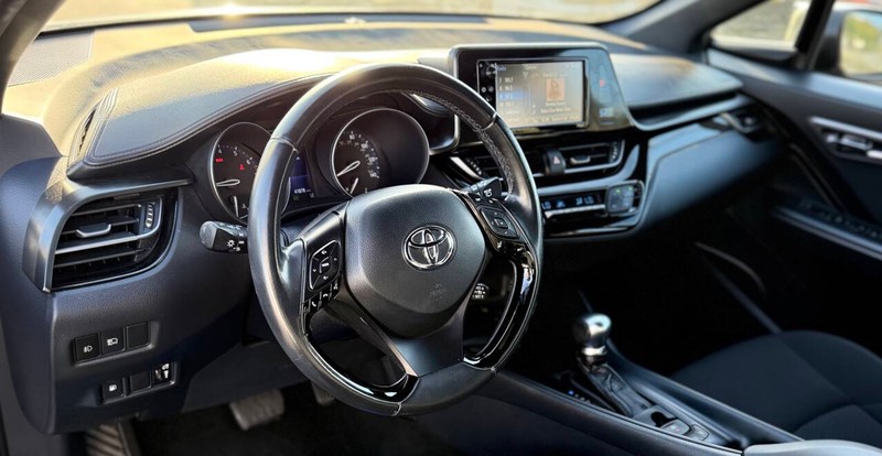 Toyota C-HR Vehicle Full-screen Gallery Image 09
