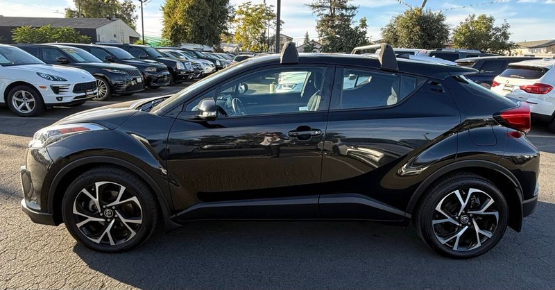 Toyota C-HR Vehicle Full-screen Gallery Image 10