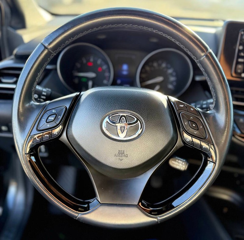 Toyota C-HR Vehicle Full-screen Gallery Image 11