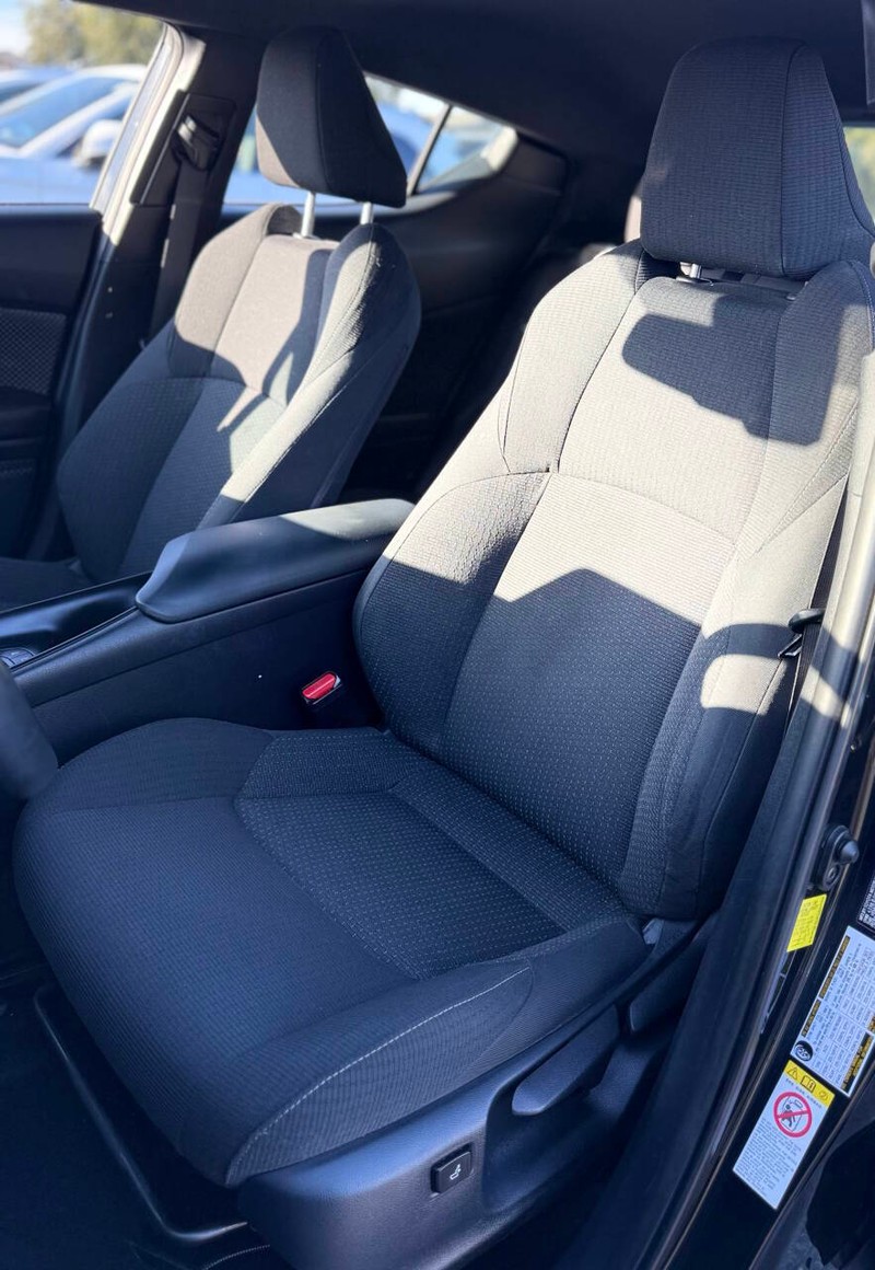 Toyota C-HR Vehicle Full-screen Gallery Image 13