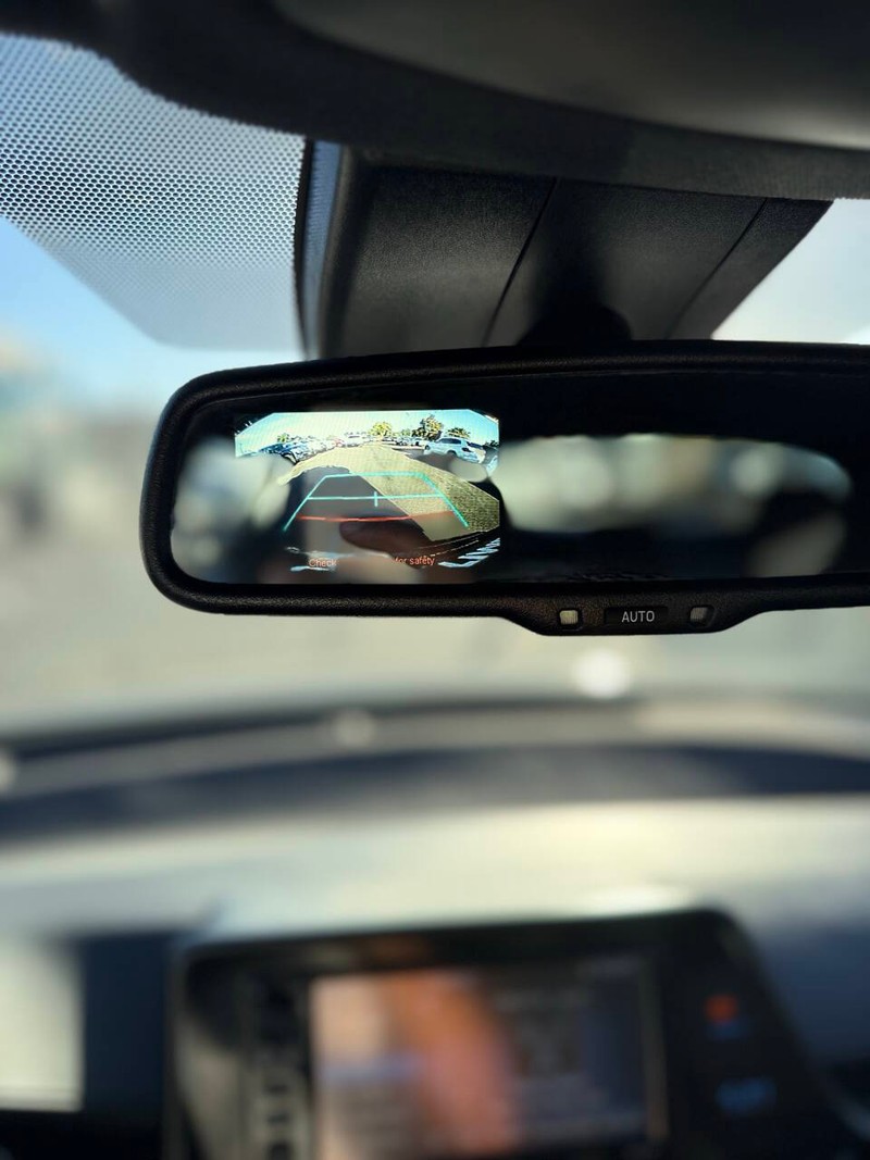 Toyota C-HR Vehicle Full-screen Gallery Image 15