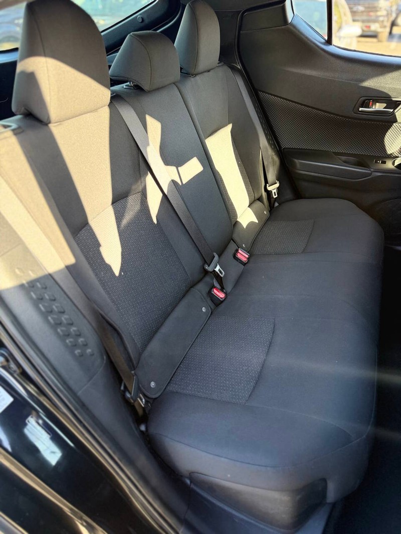 Toyota C-HR Vehicle Full-screen Gallery Image 16