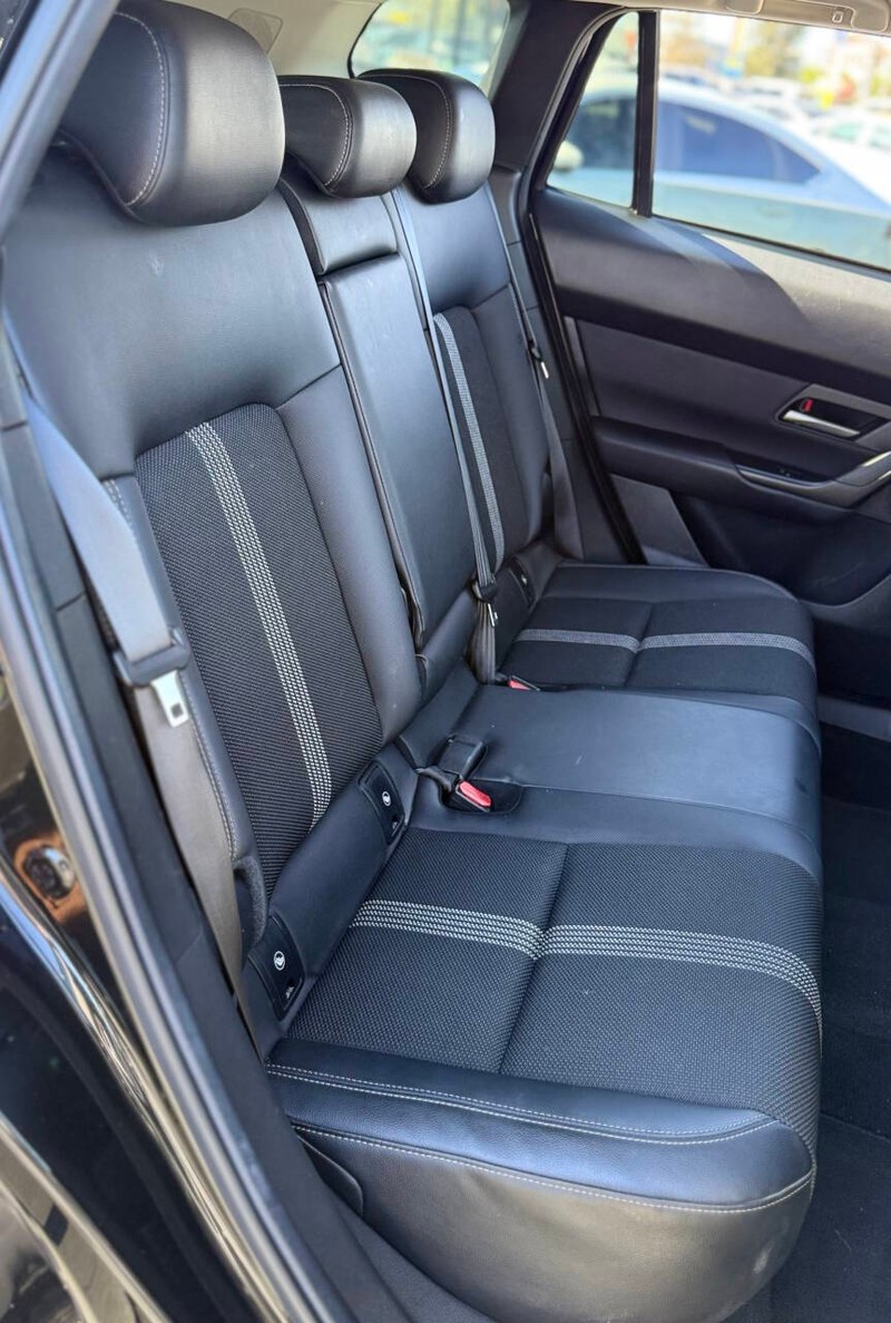 Mazda CX-50 Vehicle Full-screen Gallery Image 16