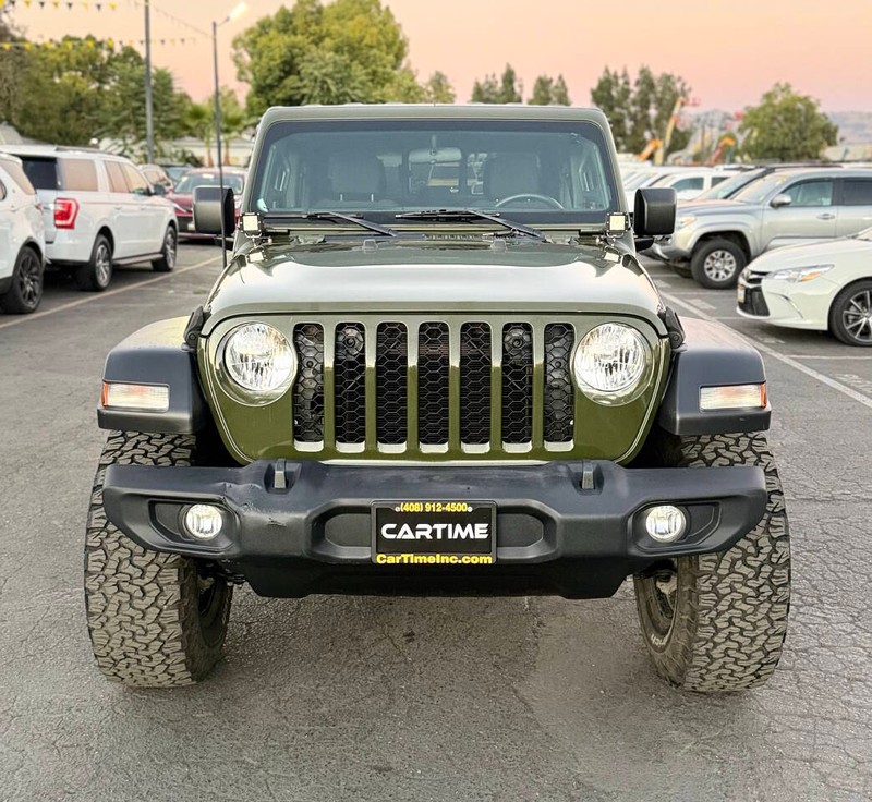 Jeep Gladiator Vehicle Full-screen Gallery Image 02