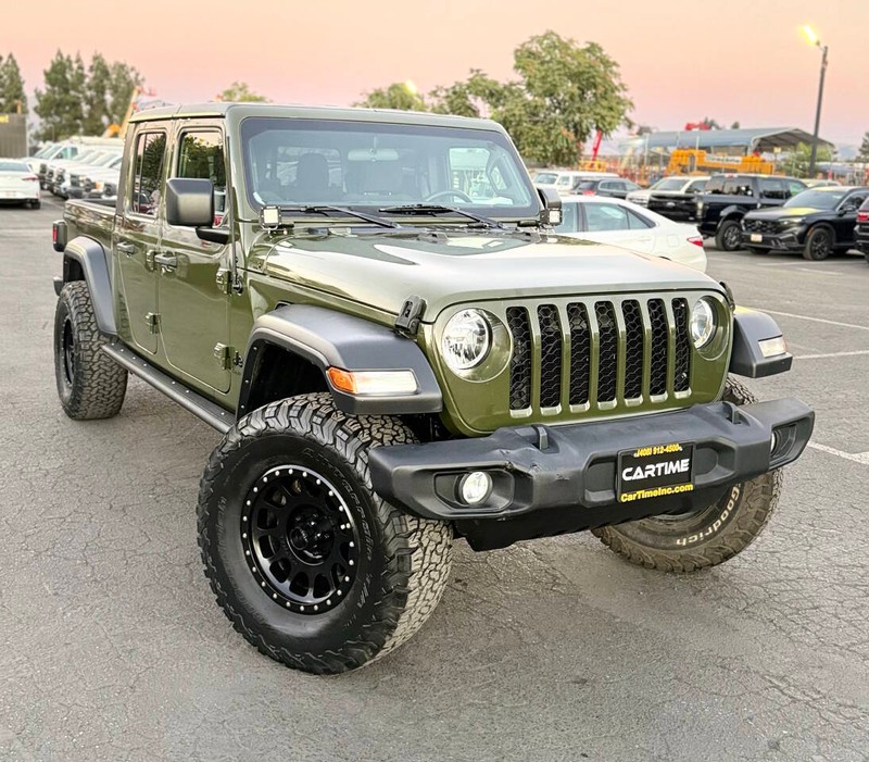 Jeep Gladiator Vehicle Full-screen Gallery Image 03