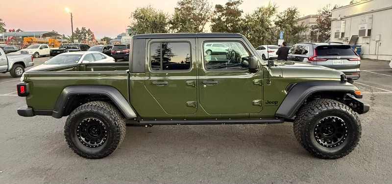 Jeep Gladiator Vehicle Full-screen Gallery Image 08