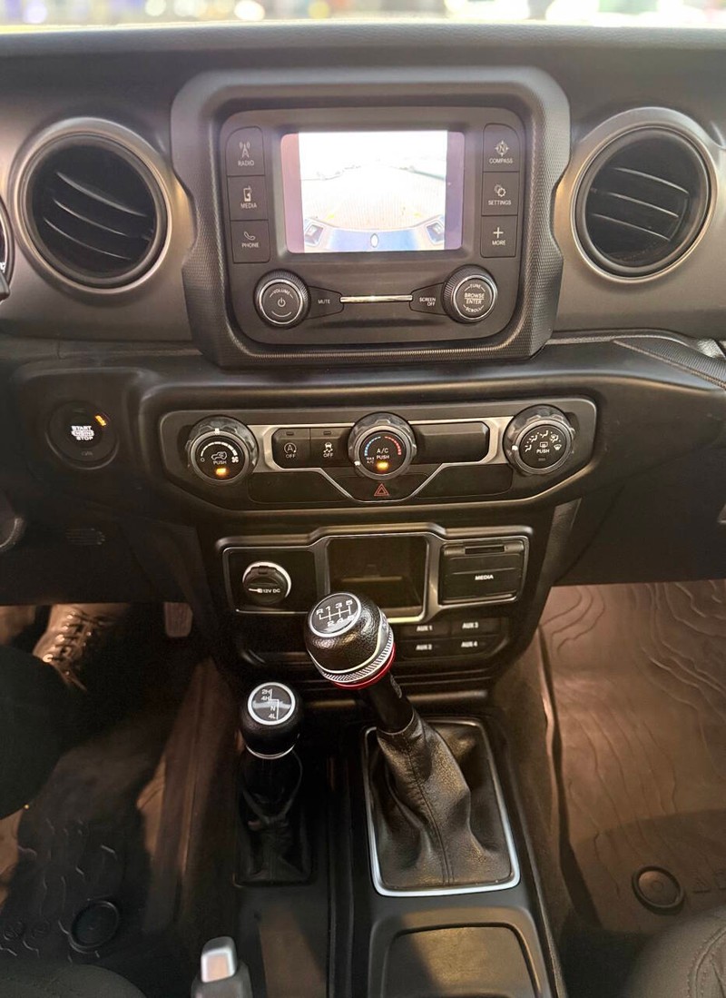 Jeep Gladiator Vehicle Full-screen Gallery Image 11