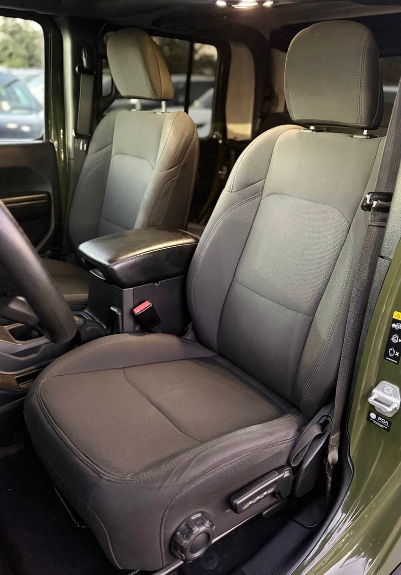 Jeep Gladiator Vehicle Full-screen Gallery Image 12