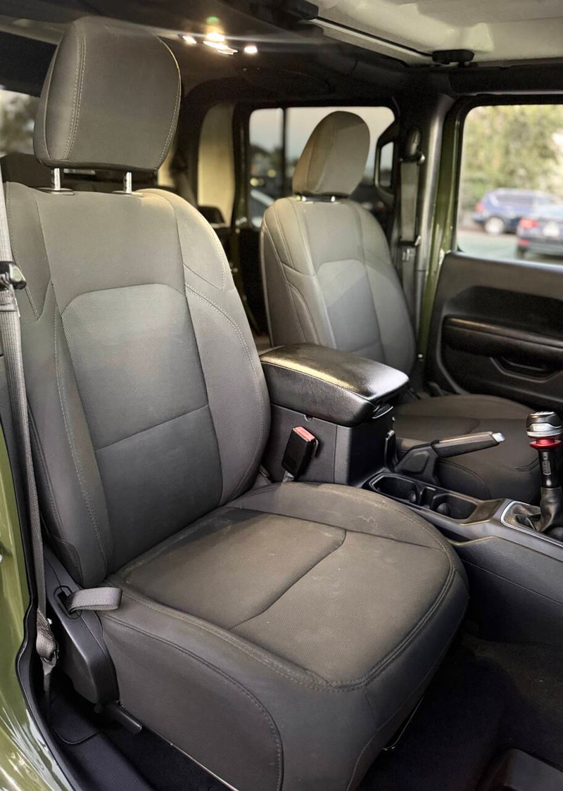 Jeep Gladiator Vehicle Full-screen Gallery Image 13