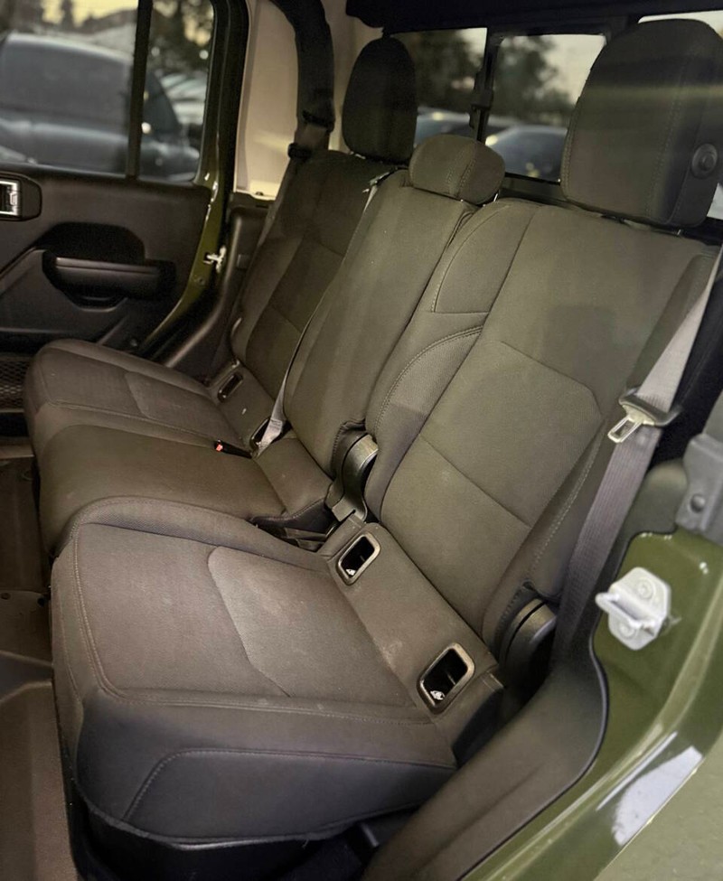 Jeep Gladiator Vehicle Full-screen Gallery Image 15