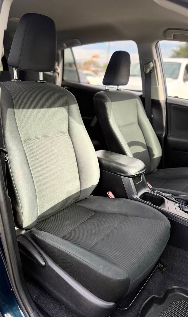 Toyota RAV4 Vehicle Full-screen Gallery Image 11