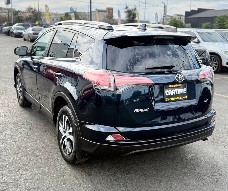 Toyota RAV4 Vehicle Full-screen Gallery Image 06
