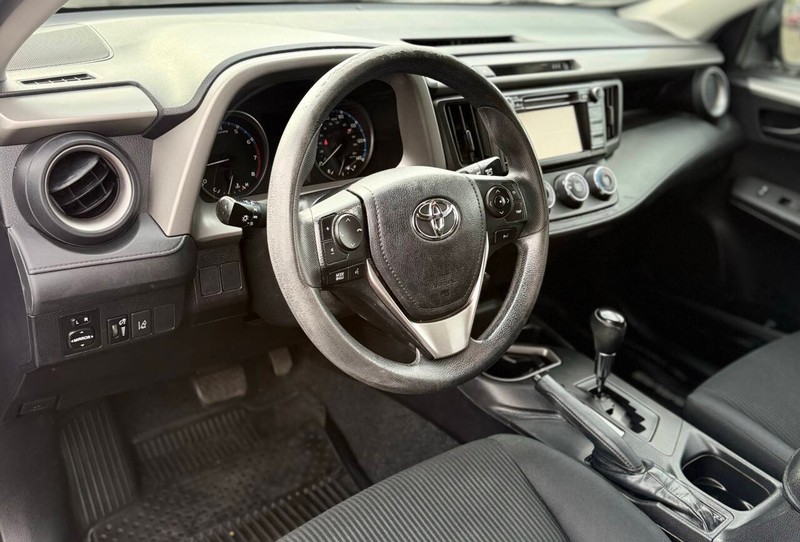 Toyota RAV4 Vehicle Full-screen Gallery Image 07