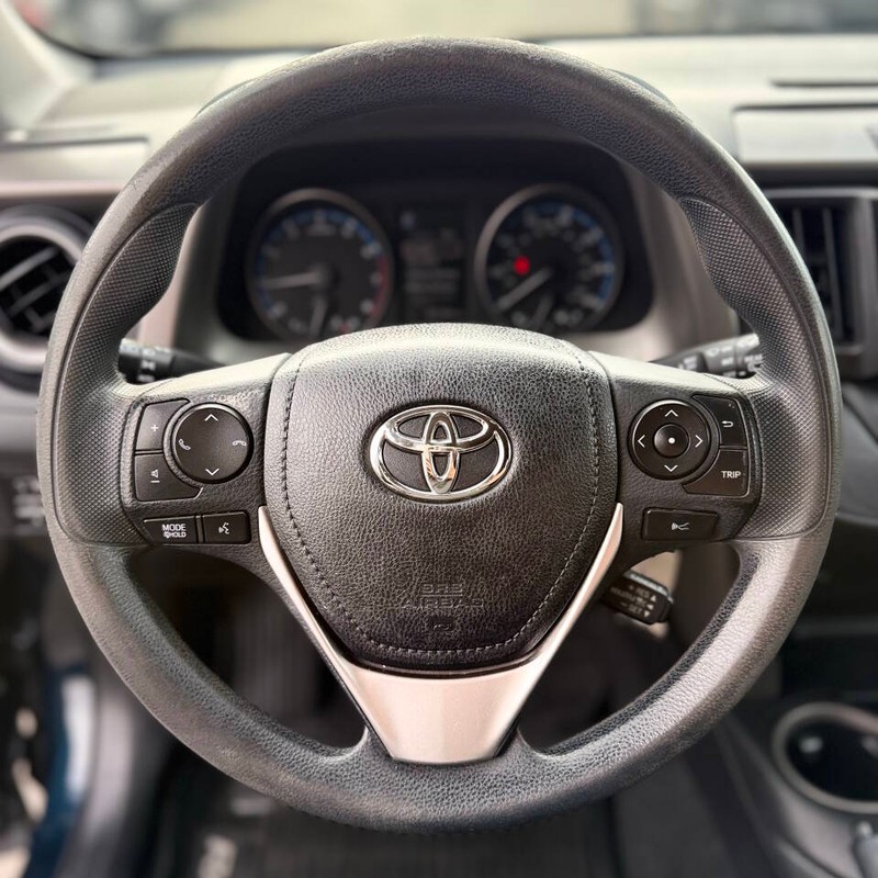 Toyota RAV4 Vehicle Full-screen Gallery Image 08