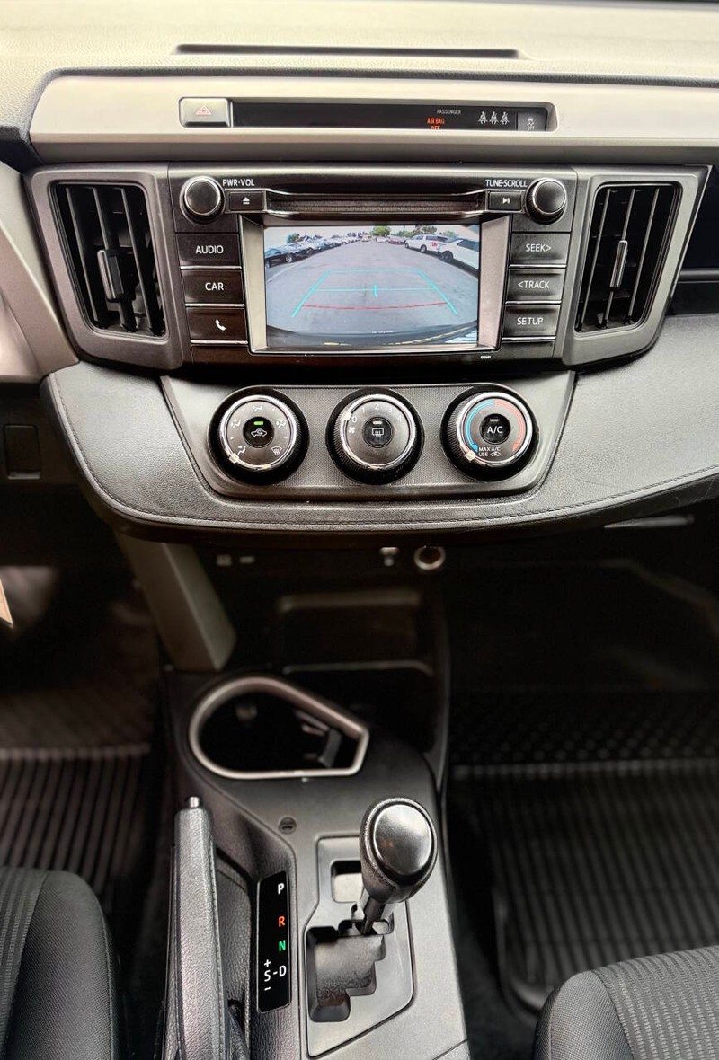 Toyota RAV4 Vehicle Full-screen Gallery Image 09