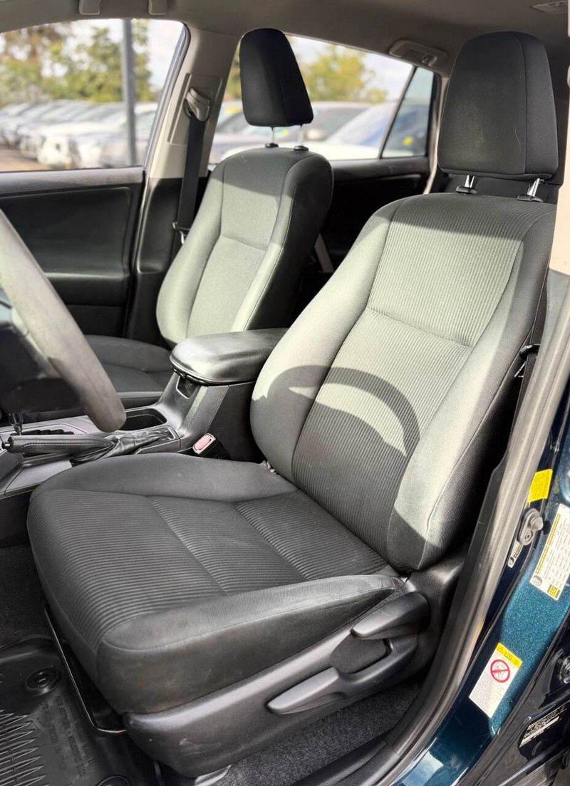 Toyota RAV4 Vehicle Full-screen Gallery Image 10